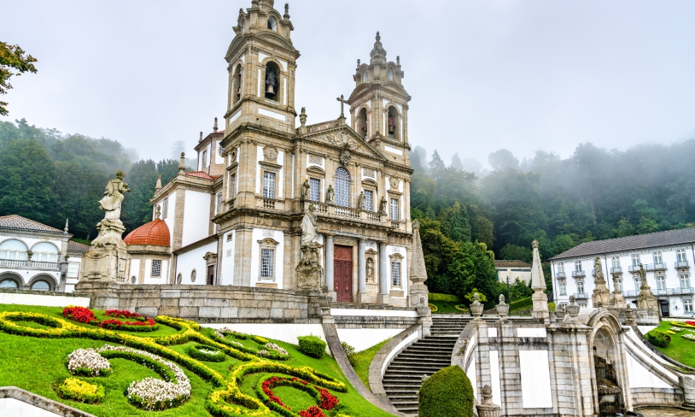 Shared Full Day Tour Braga & Guimar�es -  driver-guide