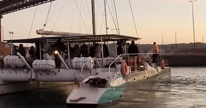 Catamaran tour com DJ a bordo
