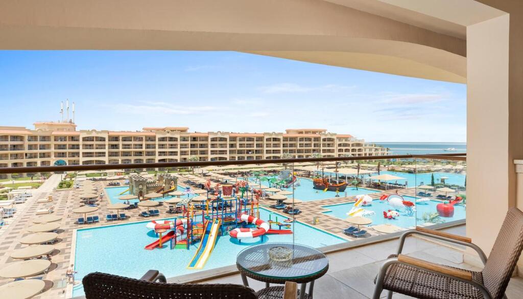 Pickalbatros White Beach Resort