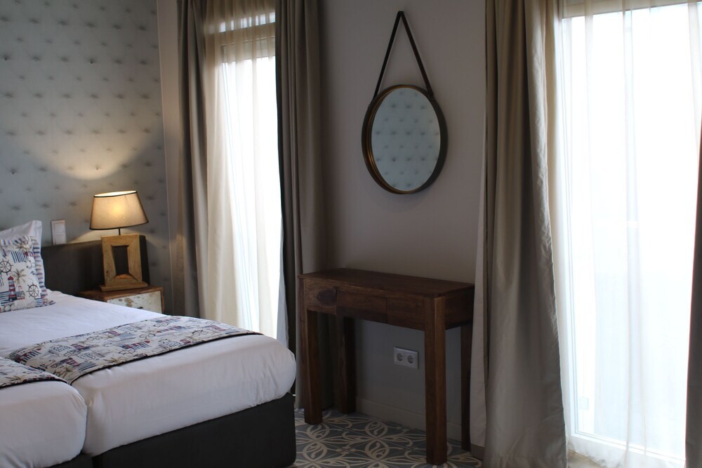 Royal Beach Hostel & Suites