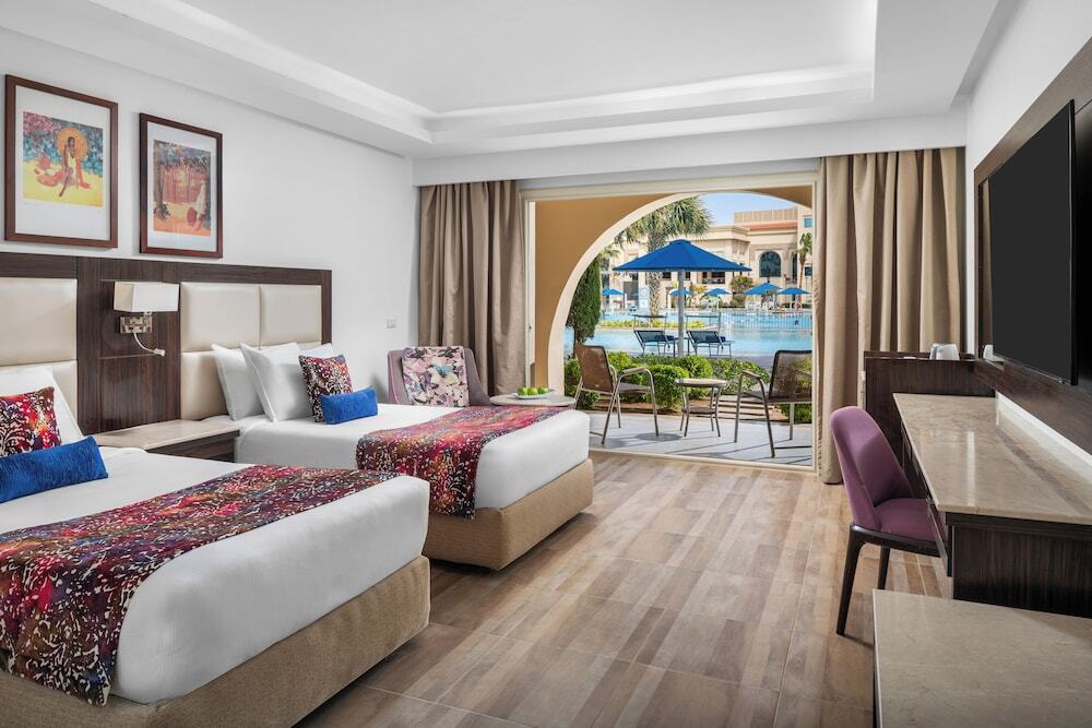Pickalbatros White Beach Resort