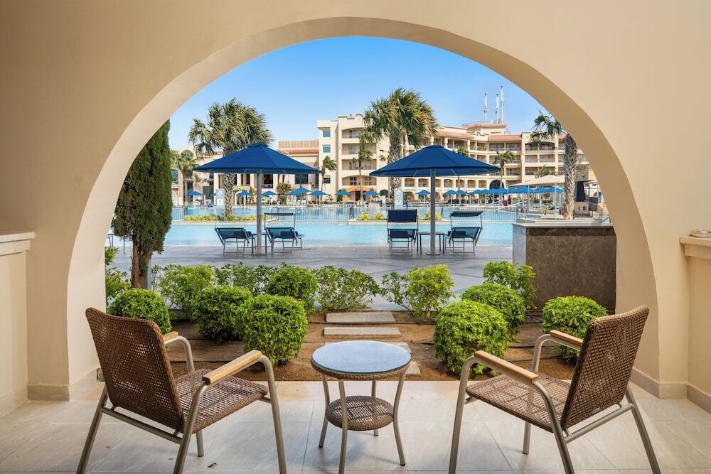 Pickalbatros White Beach Resort