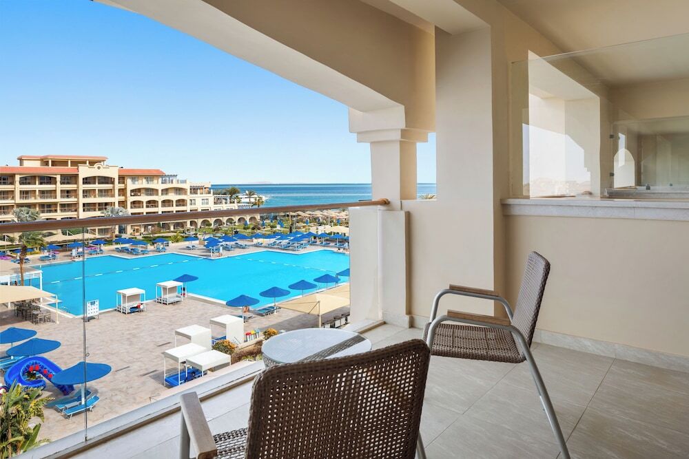 Pickalbatros White Beach Resort