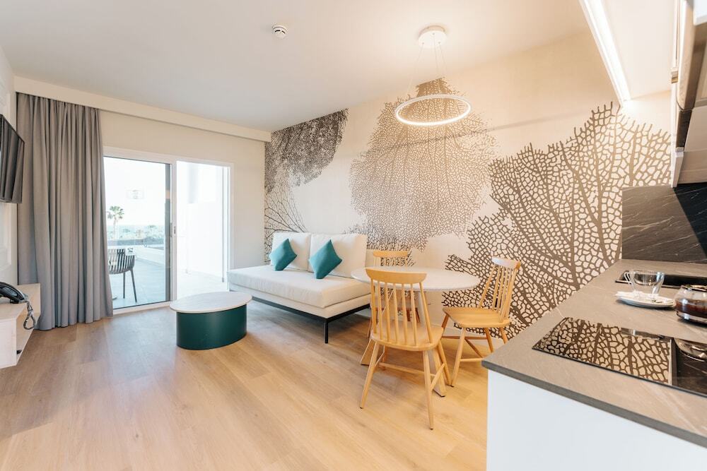 R2 Higos Beach Apartments