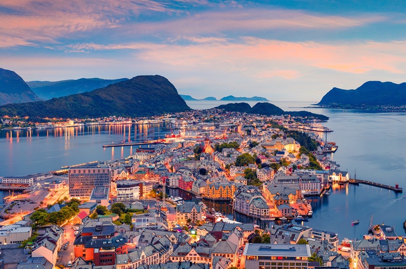 https://viagemonline.pt.tui.com/pt/idea/21196907/fiordes-do-norte-e-alesund 