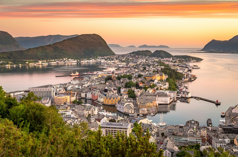 https://viagemonline.pt.tui.com/pt/idea/50421429/fiordes-do-norte-e-alesund 